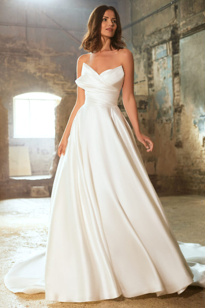 ★BAU by Bride And You★2024FW 超新作★DIORA long dress Low back wedding dress «Diora» with detachable bolero | WONA